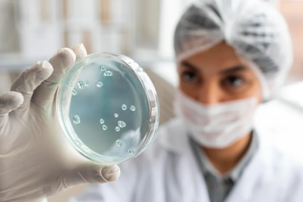 Investigador analizando muestras de microbioma cutáneo en un laboratorio dermatológico