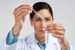 Dermatólogo mostrando un frasco de tratamiento con retinoides durante una consulta de cuidado de la piel