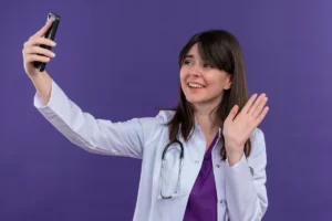 Dermatólogo realizando una consulta de telemedicina frente a una pantalla con formulario de consentimiento informado