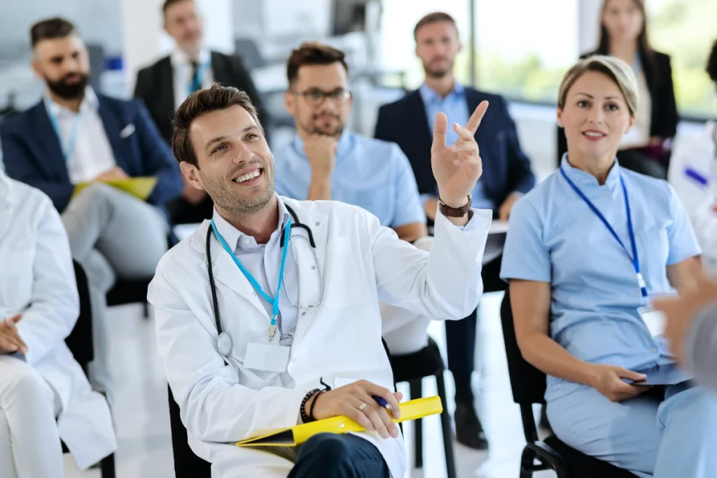 Grupo de dermatólogos participando en un congreso médico con presentación de actualización científica